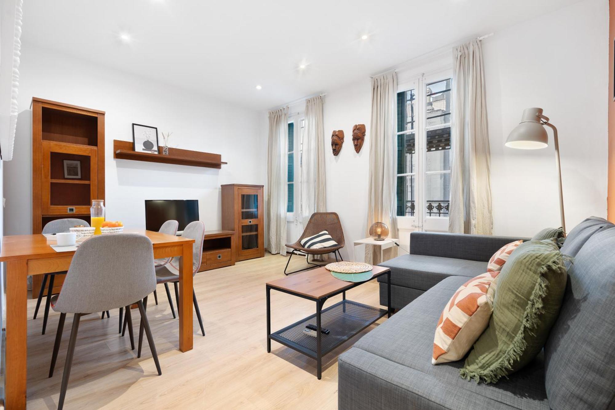 Apartment Recently Renovated 2 Bedroom In Eixample Barcelona